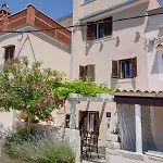 House Medea Vakantiehuis Ustrine