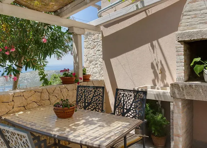 House Medea * Ustrine